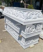 نمونه سنگ قبر سفارشی CNC با طراحی اختصاصی، حکاکی دقیق و اجرای نقش‌های سفارشی روی سنگ گرانیت مشکی