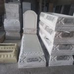نمونه سنگ قبر سفارشی CNC با طراحی اختصاصی، حکاکی دقیق و اجرای نقش‌های سفارشی روی سنگ گرانیت مشکی