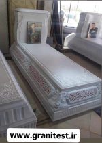 نمونه سنگ قبر سفارشی CNC با طراحی اختصاصی، حکاکی دقیق و اجرای نقش‌های سفارشی روی سنگ گرانیت مشکی